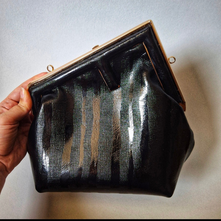 کیف دهانه فندی چرم طبیعی ورنی طرح زبرا