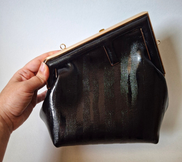 کیف دهانه فندی چرم طبیعی ورنی طرح زبرا